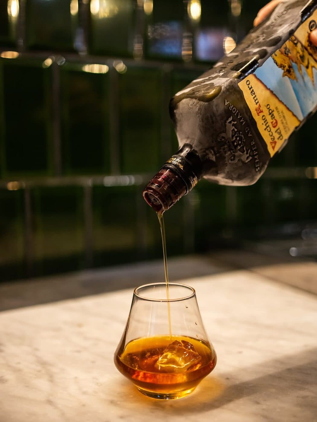 Amaro versé sur un glaçon