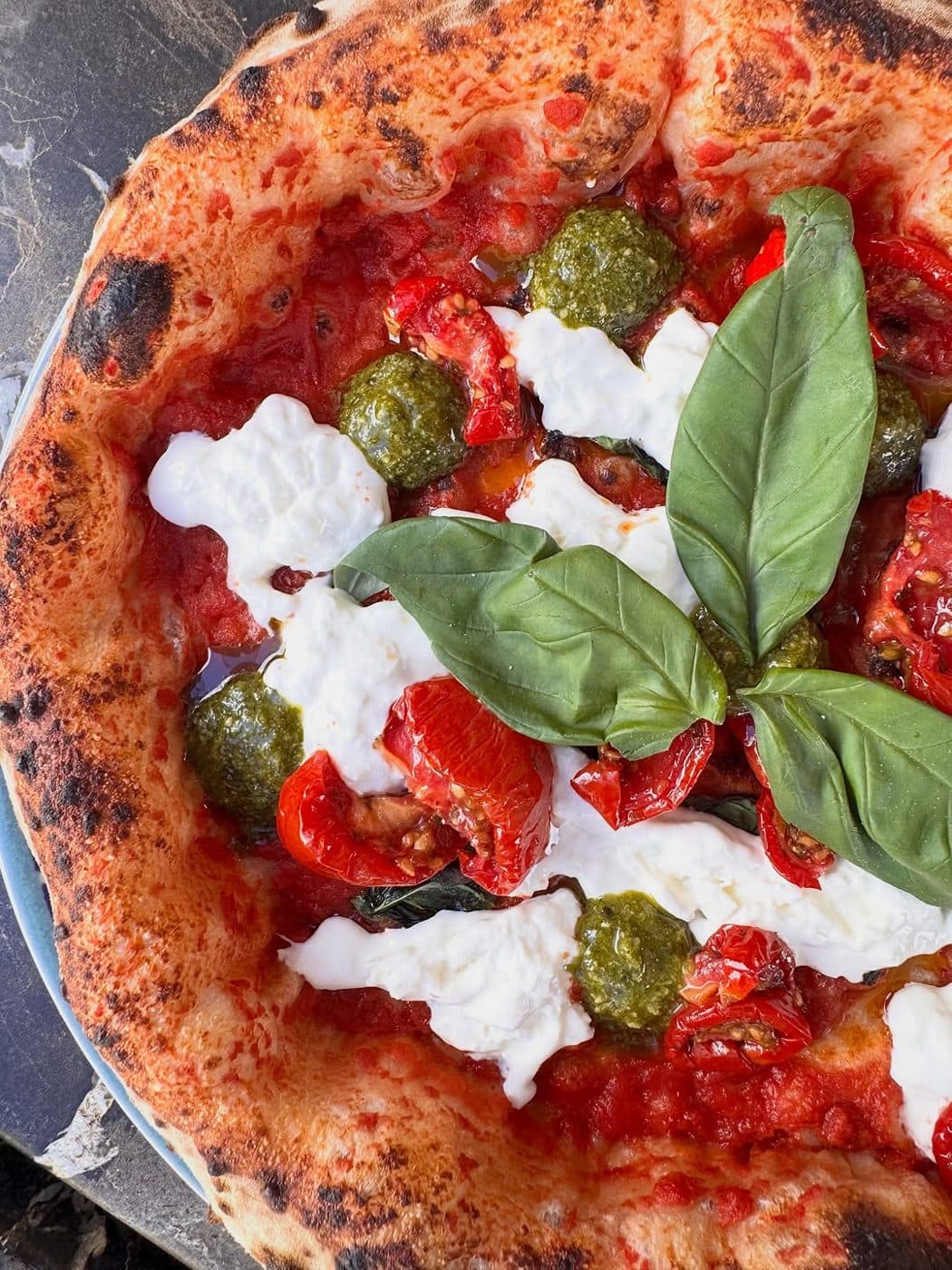 Pizza burrata, tomates cerises, pesto et basilic