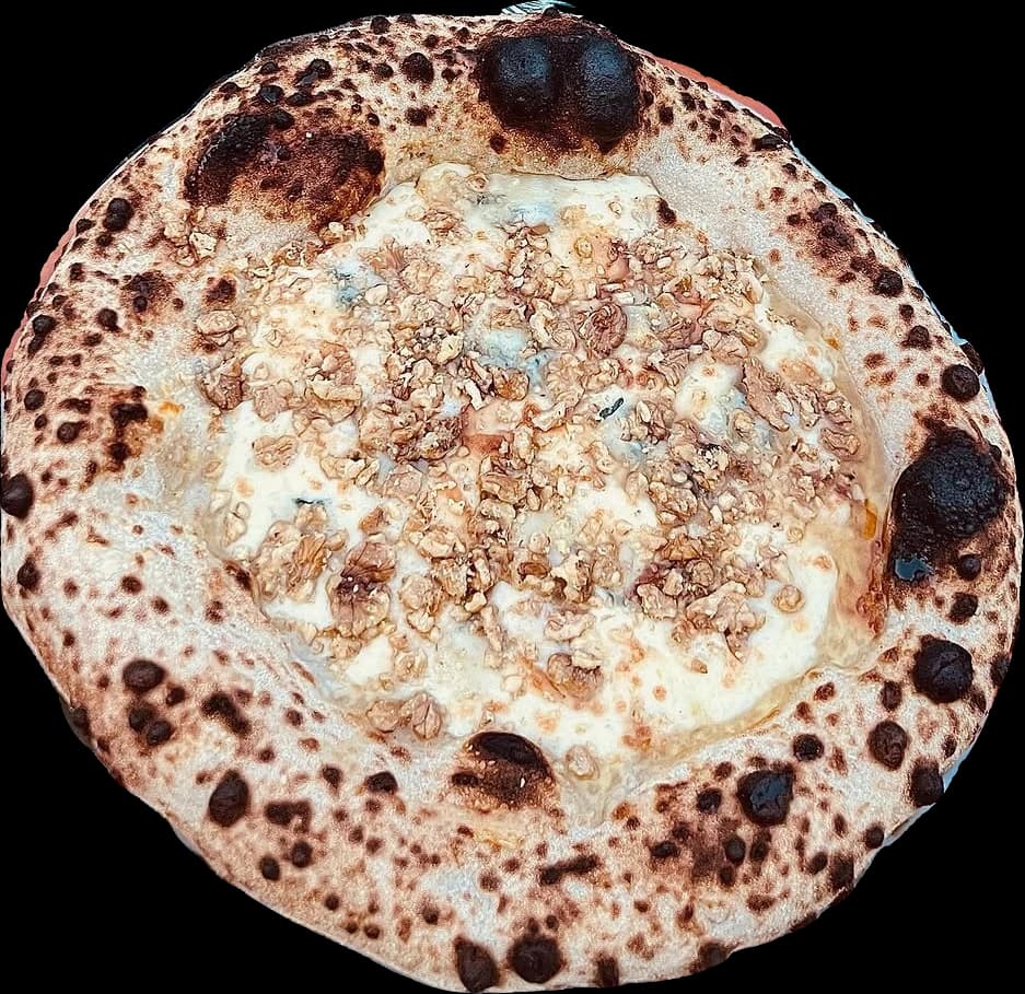 Pizza bianca, gorgonzola et noix, sur une assiette peinte bleue